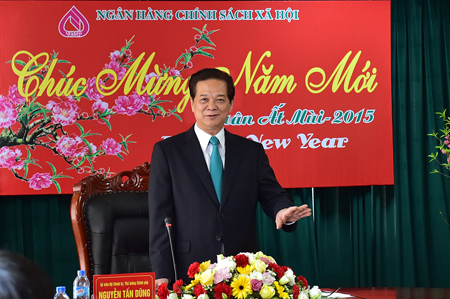 នាយករដ្ឋមន្ត្រីអញ្ចើញទៅជូនពរបុណ្យតេតធនាគារគោលនយោបាយសង្គម